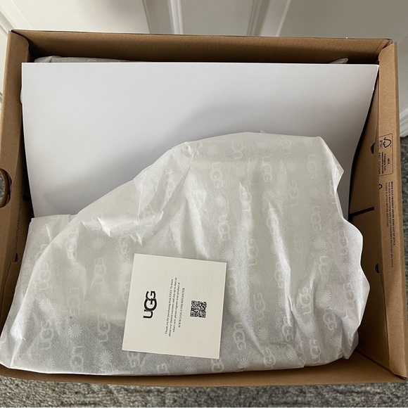 BRAND NEW UGG Mini Platform - Picture 6 of 7